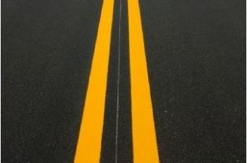 道路交通标线在性能上有什么样严格的要求呢？