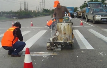 道路中间三种颜色标线：白色、黄色和蓝色 各有什么左右